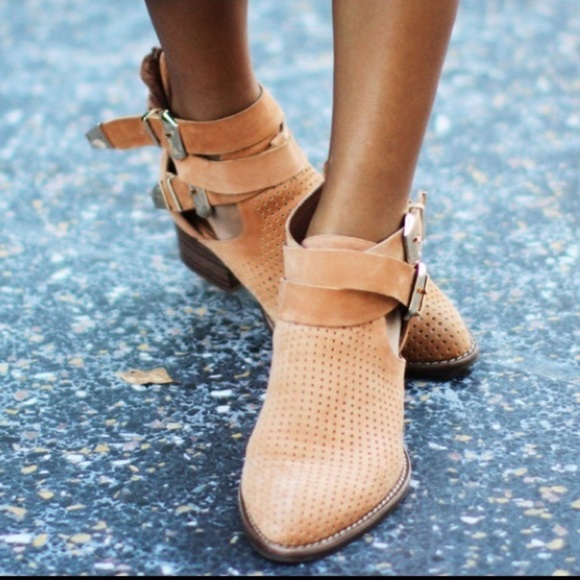 [Black] Jeffrey Campbell Everly Bootie in Black - Picture 2 of 15